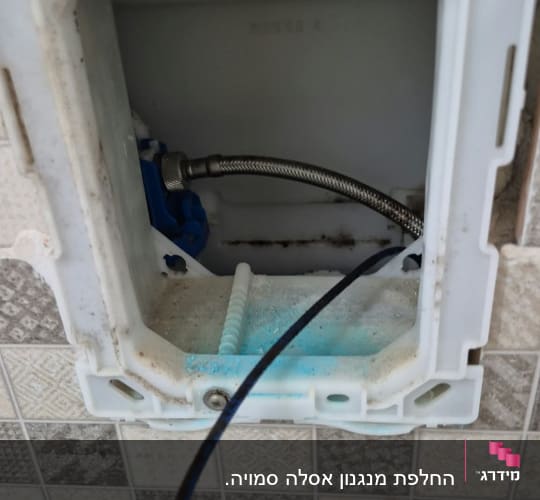 פתח מנגנון פנימי של ניאגרה סמויה במהלך עבודת תיקון